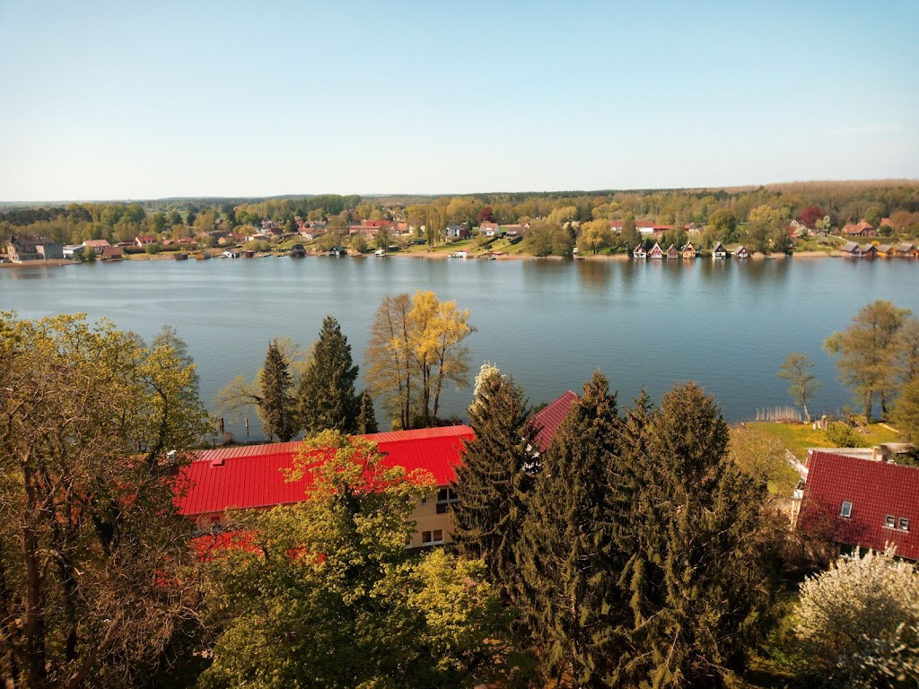 Blick über den Mirower See mit dem Stadthafen am gegenüberliegenden Ufer.