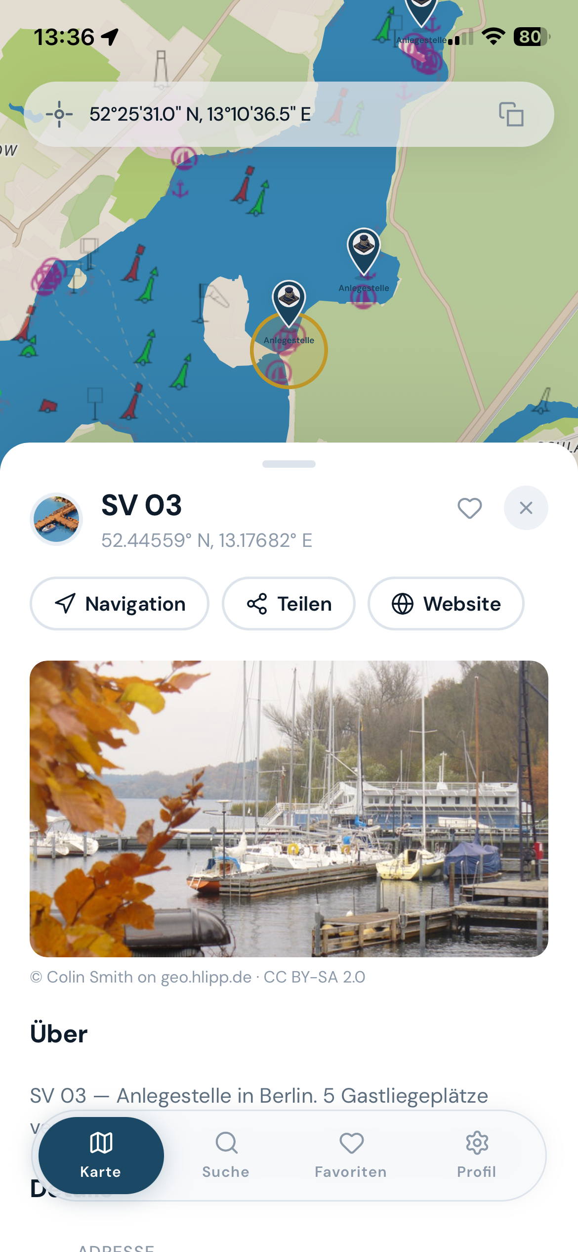 Stations-Detail. Karte mit Symbol, darunter eine Detailansicht für die Anlegestelle SV 03 mit Koordinaten, Schaltflächen für Navigation, Teilen und Website sowie einem Standortfoto.