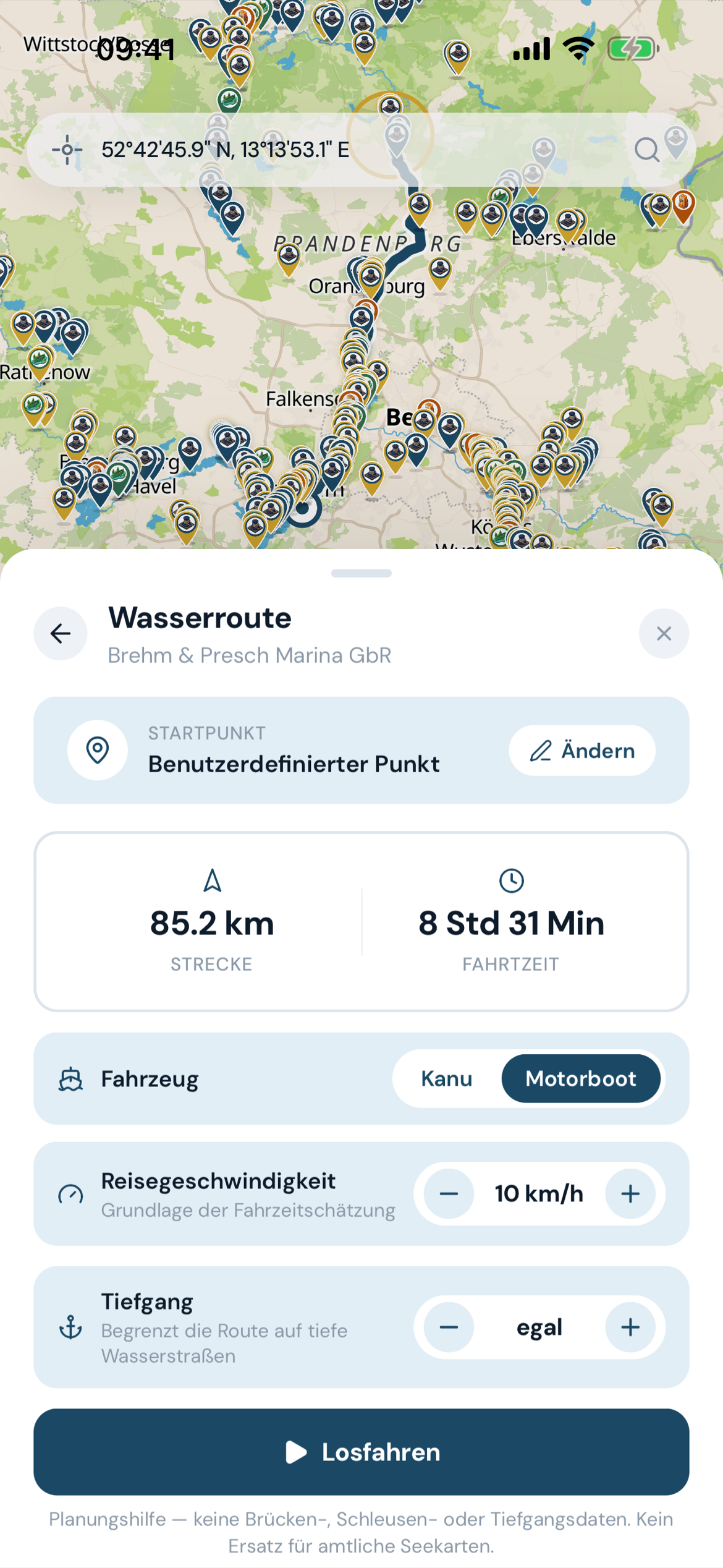 Routenansicht. Karte mit eingezeichneter Wasserroute durch Brandenburg, darunter eine Detailansicht mit 85,2 km Strecke, 8 Std 31 Min Fahrzeit, Auswahl zwischen Kanu und Motorboot und Reglern für Reisegeschwindigkeit und Tiefgang.